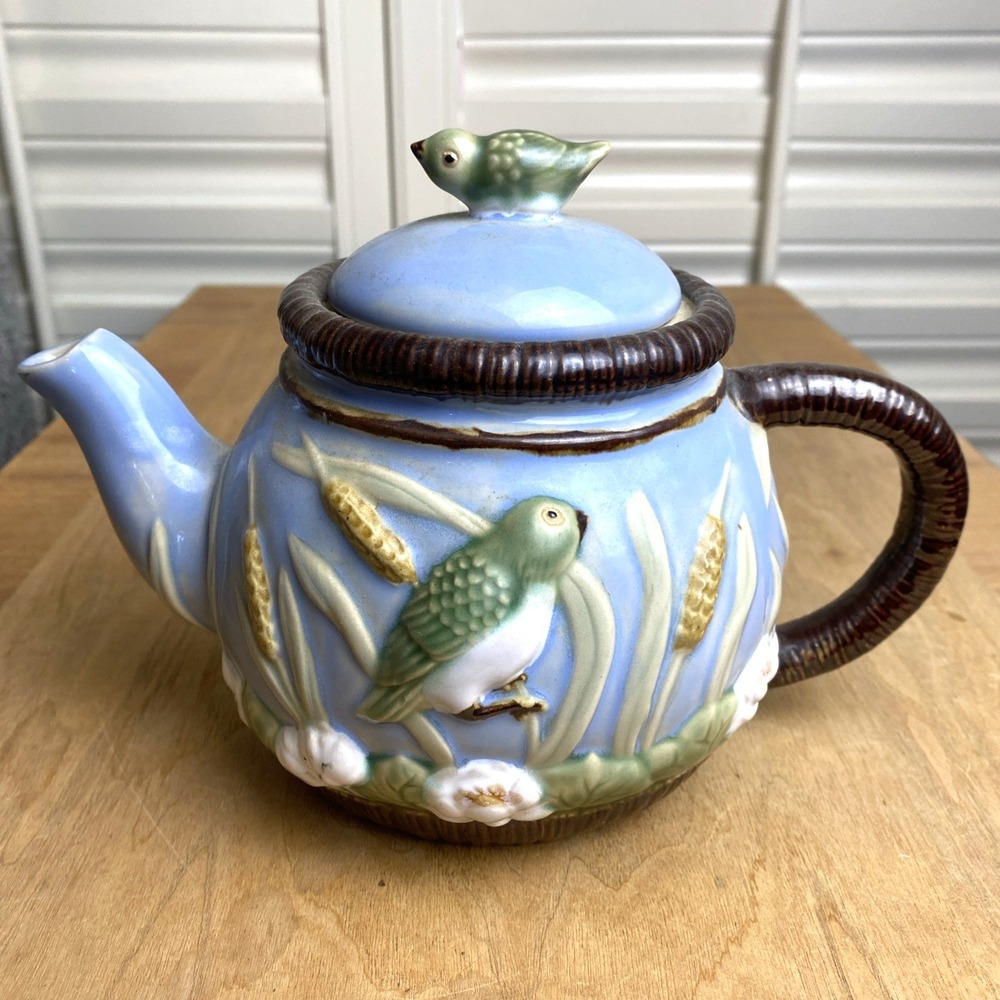 Vintage 1991 Blue Majolica Earthenware Embossed Tea Pot with BIRDS 30 OZ 6 x 9‎